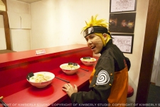 Naruto cosplay che si preparara a mangiare il ramen